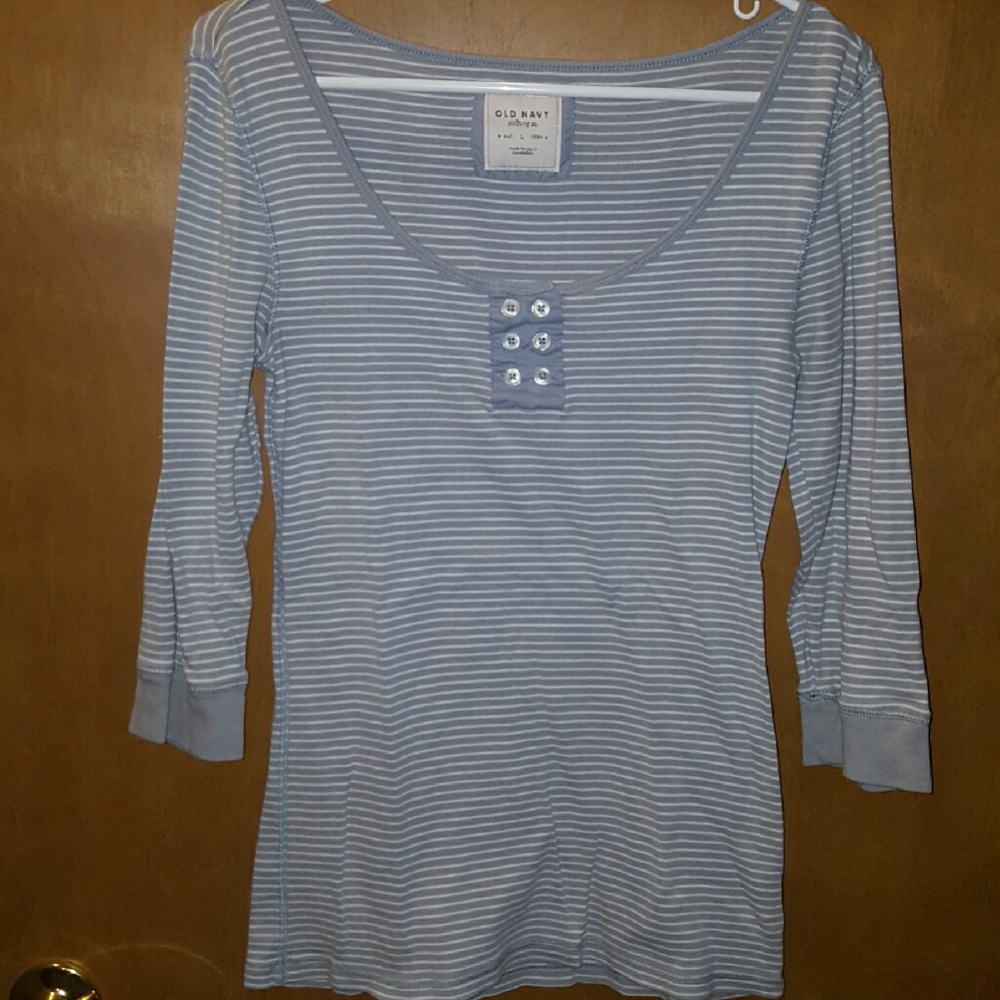 Quarter sleeve tee with button detail